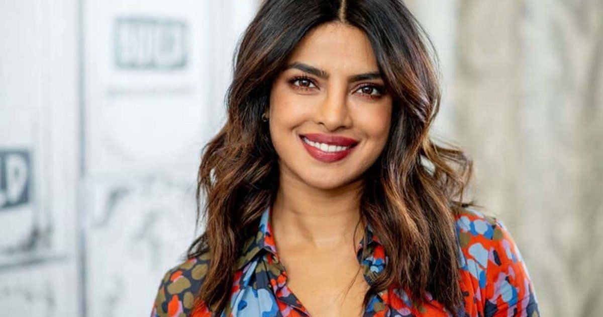 شاهد .. بريانكا شوبرا تتألق بثوب فضفاض حريري مكشوف حتى سرتها