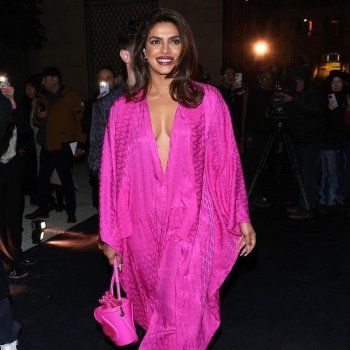 شاهد .. بريانكا شوبرا تتألق بثوب فضفاض حريري مكشوف حتى سرتها