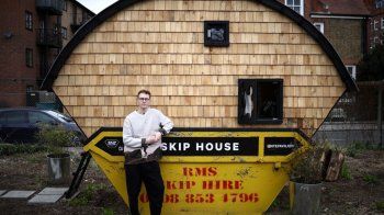 شاهد .. نجم عالمي يقرر الإنتقال للعيش في صندوق للنفايات