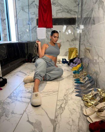 شاهد .. جورجينا رودريغيز تتنزه في شوارع الرياض بالبيجاما وحذاء البيت - بالصور