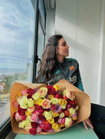 شاهد .. ياسمين صبري تستعرض باقة ورود ضخمة.. وهكذا أطلت