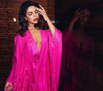 شاهد .. بريانكا شوبرا تتألق بثوب فضفاض حريري مكشوف حتى سرتها