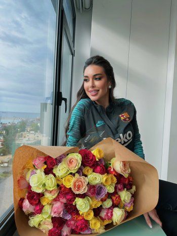 شاهد .. ياسمين صبري تستعرض باقة ورود ضخمة.. وهكذا أطلت