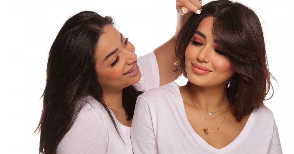 شاهد .. صورة عفوية لـ رحمة رياض وشقيقتها نعمة رياض.. الشبه بينهما كبير جدا