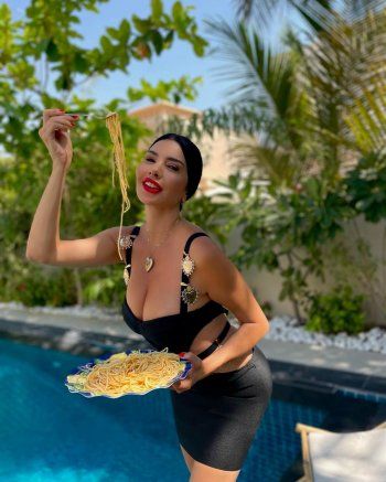 شاهد .. لاميتا فرنجية تستعرض رشاقتها بفستان قصير وجريء -بالصور