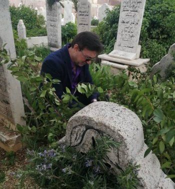 شاهد .. فراس إبراهيم من أمام قبر والدته :"أنا لم أحزن.. أنا متُّ"