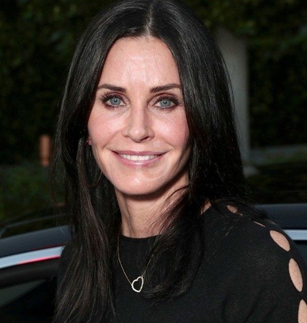 شاهد .. بالصورة - كورتني كوكس تتألق على السجادة الحمراء برفقة إبنتها