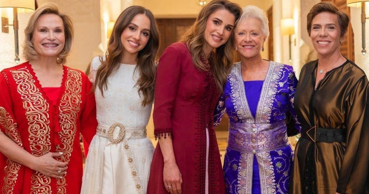 شاهد .. الملكة رانيا تحتفل بإبنتها الأميرة إيمان وجمالهما حديث الجمهور