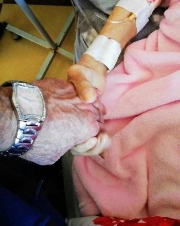 شاهد .. فراس إبراهيم من أمام قبر والدته :"أنا لم أحزن.. أنا متُّ"