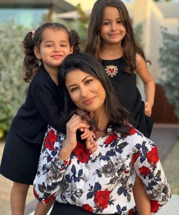 شاهد .. وسام بريدي يعلّق على صورة لزوجته وابنتيه :"المرأة خُلِقَت لتُحتَرَم"-بالصورة