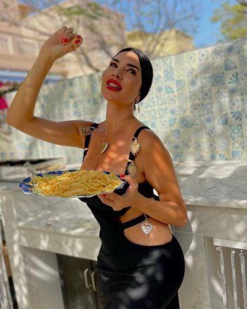 شاهد .. لاميتا فرنجية تستعرض رشاقتها بفستان قصير وجريء -بالصور