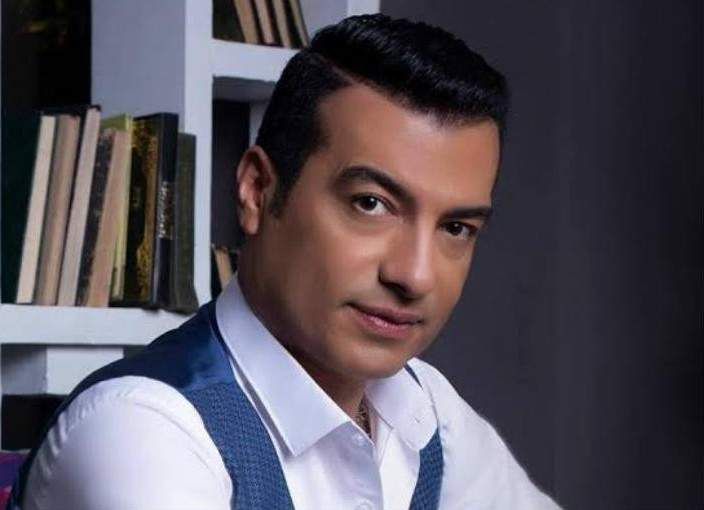 شاهد .. إيهاب توفيق بصورة مع عدد من الفنانين من الطائرة قبيل حفل تكريم هاني شنودة في الرياض