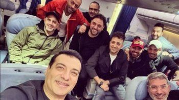 شاهد .. إيهاب توفيق بصورة مع عدد من الفنانين من الطائرة قبيل حفل تكريم هاني شنودة في الرياض