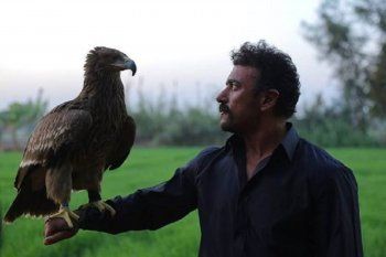 شاهد .. أحمد العوضي يروّج لمسلسله عبر كشفه عن إسم الصقر الذي يظهر فيه