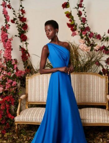 شاهد .. بشرى بفستان ضيق عليها في افتتاح مهرجان أسوان وهذا سعره