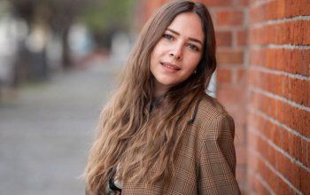 شاهد .. خاص - فاطمة البنوي : يحدث بداخلي صراع .. وأول وظيفة عرضت عليّ كانت في هذا المجال