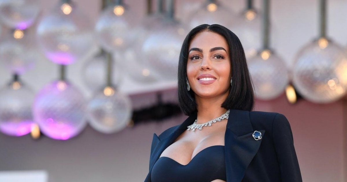 شاهد .. جورجينا رودريغيز تطل من الحمام.. وتغضب الجمهور