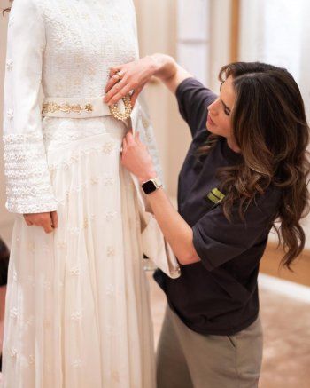 شاهد .. بالفيديو- شاهدوا هدية الأميرة إيمان لضيوفها بليلة الحنة