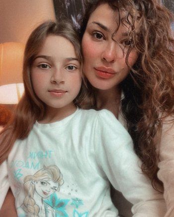 شاهد .. نادين نسيب نجيم بصورة مميزة برفقة إبنتها.. وجمالهما حديث الجمهور