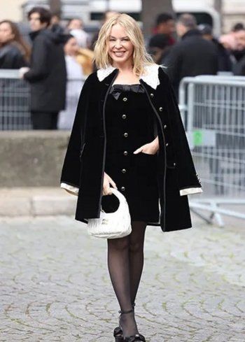 شاهد .. بالصورة - كايلي مينوغ تتألق بأناقتها خلال أسبوع الموضة في باريس..إليكم سعر فستانها