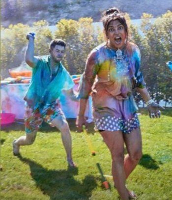 شاهد .. بالصورة - بريانكا شوبرا تصرخ وتهرب من نيك جوناس