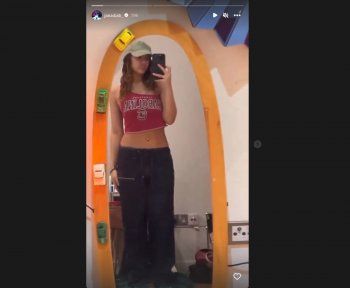 شاهد .. جنا عمرو دياب تثير الجدل بـ الكروب توب والثقب في سرتها - بالصورة