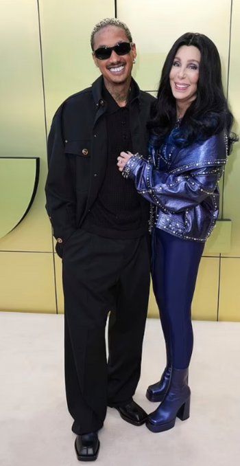 شاهد .. بالصور - شير مع حبيبها الجديد الذي يصغرها بـ 39 عاماً