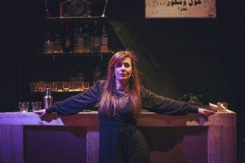 شاهد .. خاص - مسرحية " ورد وياسمين " طرحت بجرأة موضوعاً شائكاً وأبرزت موهبتَي يارا زخور وسلمى شلبي وتفوقهما