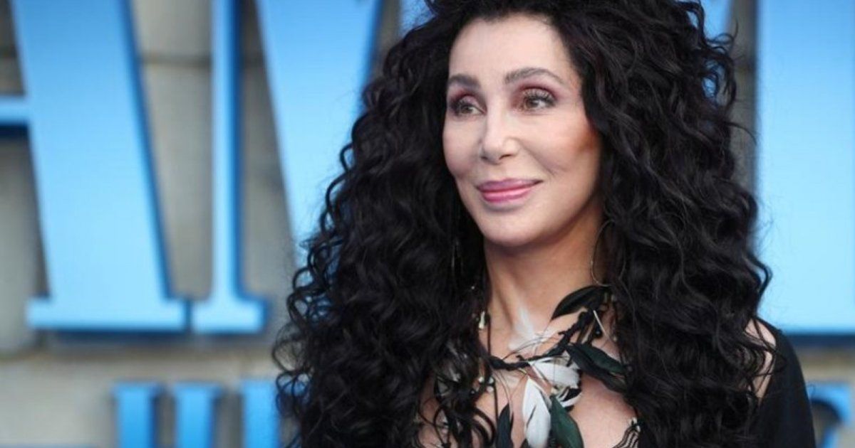 شاهد .. بالصور - شير مع حبيبها الجديد الذي يصغرها بـ 39 عاماً