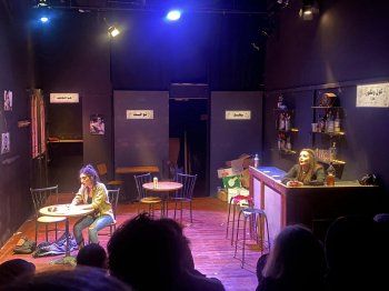 شاهد .. خاص - مسرحية " ورد وياسمين " طرحت بجرأة موضوعاً شائكاً وأبرزت موهبتَي يارا زخور وسلمى شلبي وتفوقهما