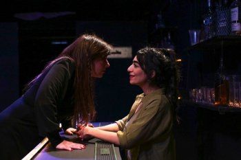 شاهد .. خاص - مسرحية " ورد وياسمين " طرحت بجرأة موضوعاً شائكاً وأبرزت موهبتَي يارا زخور وسلمى شلبي وتفوقهما