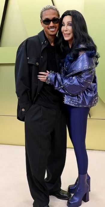 شاهد .. بالصور - شير مع حبيبها الجديد الذي يصغرها بـ 39 عاماً