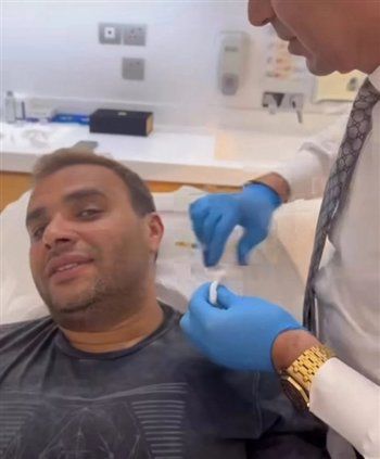 شاهد .. رامي صبري يخضع لعملية تجميل في الوجه