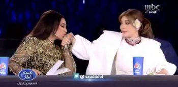 شاهد .. أحلام تقبّل يد أصالة بفيديو أثار حالة جدل واسعة.. فما السبب؟