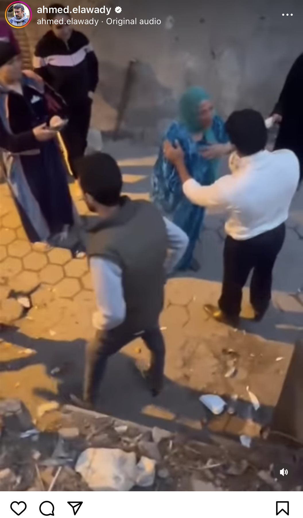 معجبة تثير غيرة ياسمين عبد العزيز : خدت العوضي بالأحضان – شاهد