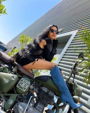 شاهد .. لاميتا فرنجية تستعرض مفاتنها بإطلالة على دراجة نارية- بالصور