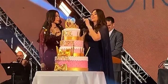 بالفيديو : إليسا تفاجئ هيفاء وهبي بالاحتفال بعيد ميلادها على المسرح