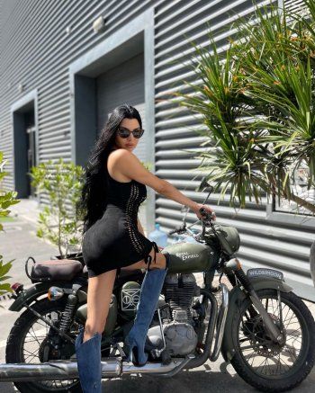 شاهد .. لاميتا فرنجية تستعرض مفاتنها بإطلالة على دراجة نارية- بالصور