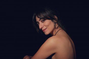 شاهد .. خاص - مسرحية " ورد وياسمين " طرحت بجرأة موضوعاً شائكاً وأبرزت موهبتَي يارا زخور وسلمى شلبي وتفوقهما