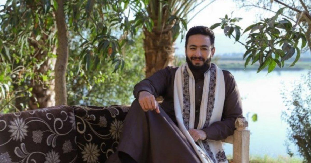 شاهد .. "المداح" حمادة هلال تحت سيطرة الجن والسحر قد انقلب على الساحر- بالفيديو