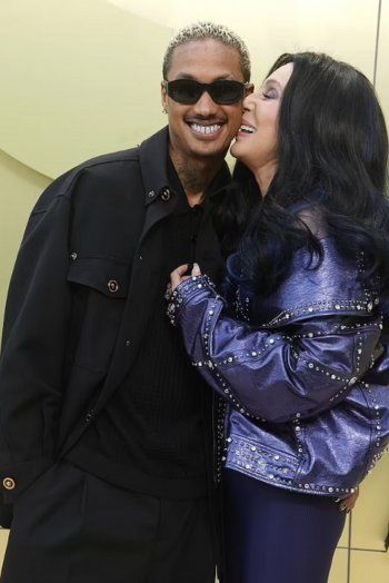 شاهد .. بالصور - شير مع حبيبها الجديد الذي يصغرها بـ 39 عاماً