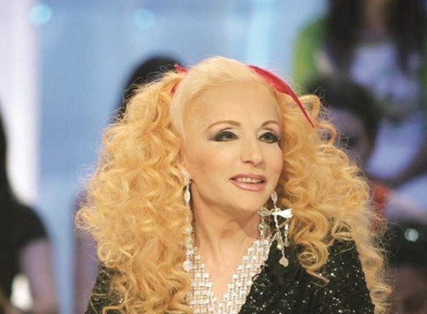 شاهد .. صباح بصورة نادرة مرتدية كروب توب مثير