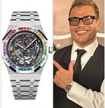 شاهد .. سعر خيالي لساعة عمرو دياب.. وهذه مميزاتها