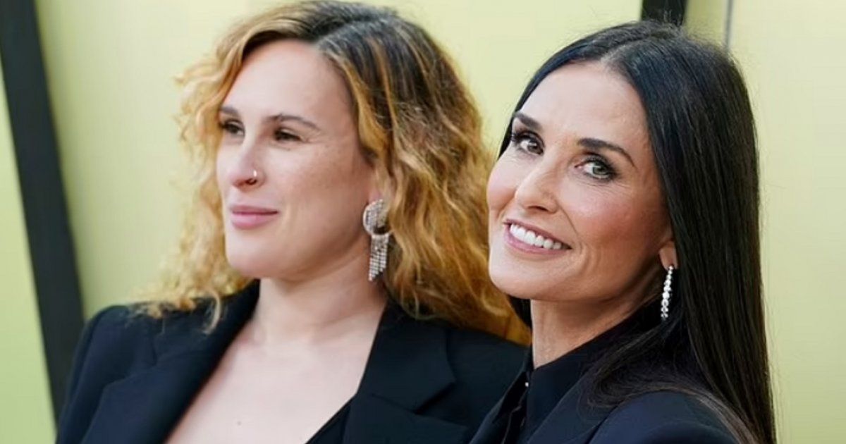 شاهد .. بالصورة - ديمي مور وإبنتها الحامل بإطلالة مشابهة