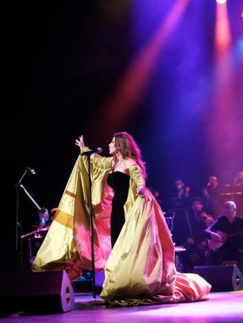 شاهد .. نجوى كرم تُشعل الأجواء في دبي وتأسر الحضور بموال لـ الإمارات -بالصور والفيديو