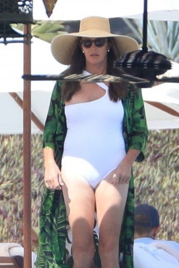 شاهد .. صور فاضحة لوالد كايلي وكيندال جينر بالبيكيني بعدما تحوّل الى إمرأة.. ما السر الذي تخفيه؟