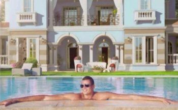 شاهد .. سعر خيالي لساعة عمرو دياب.. وهذه مميزاتها