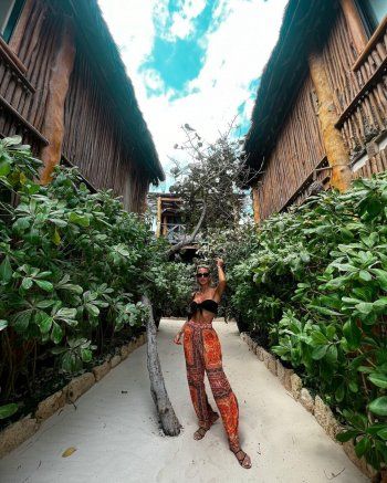 شاهد .. فتحة فستان مودل روز القصير تثير حيرة الجمهور.. وها مكانها