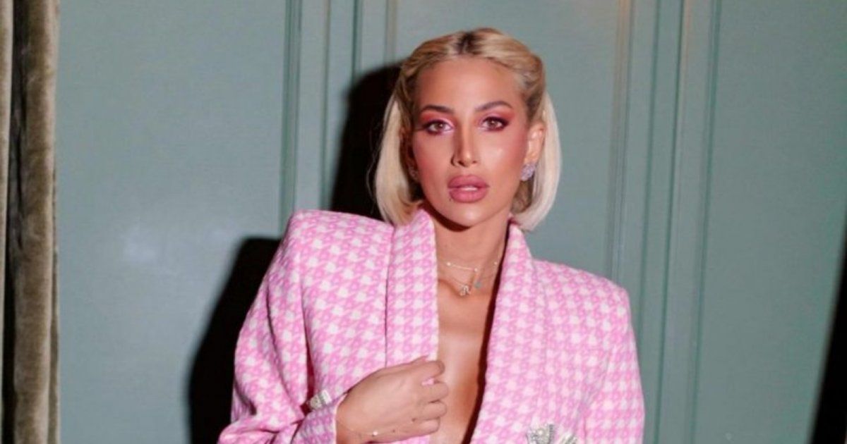 شاهد .. فتحة فستان مودل روز القصير تثير حيرة الجمهور.. وها مكانها