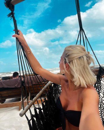 شاهد .. فتحة فستان مودل روز القصير تثير حيرة الجمهور.. وها مكانها